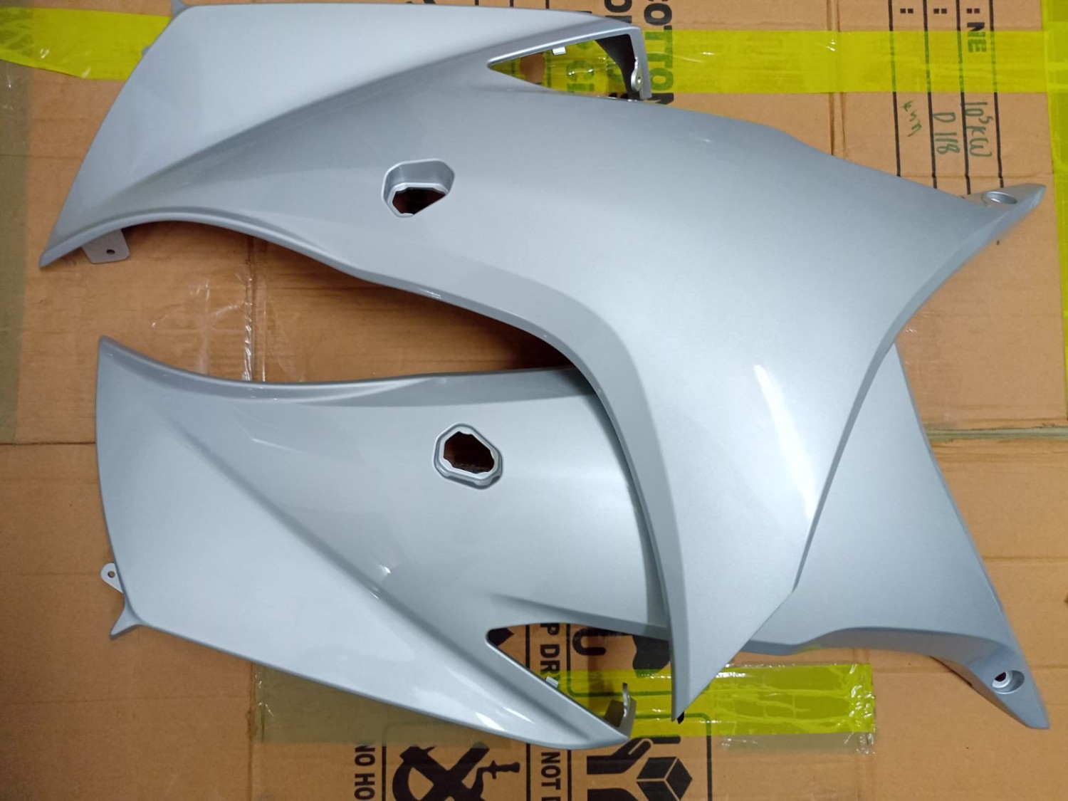 1/2 Part GSXR 150 Indo, COWLING, SIDE UPPER RH 94431-23K00, COWLING, SIDE UPPER LH 94441-23K00 image