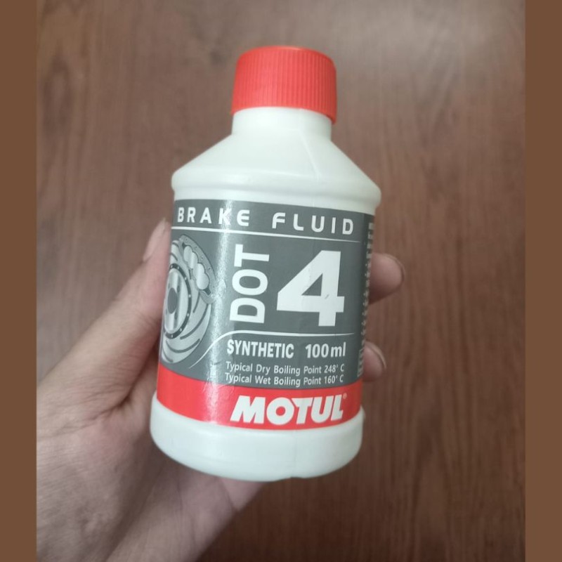 DOT 4 Brake Fluid Motul image