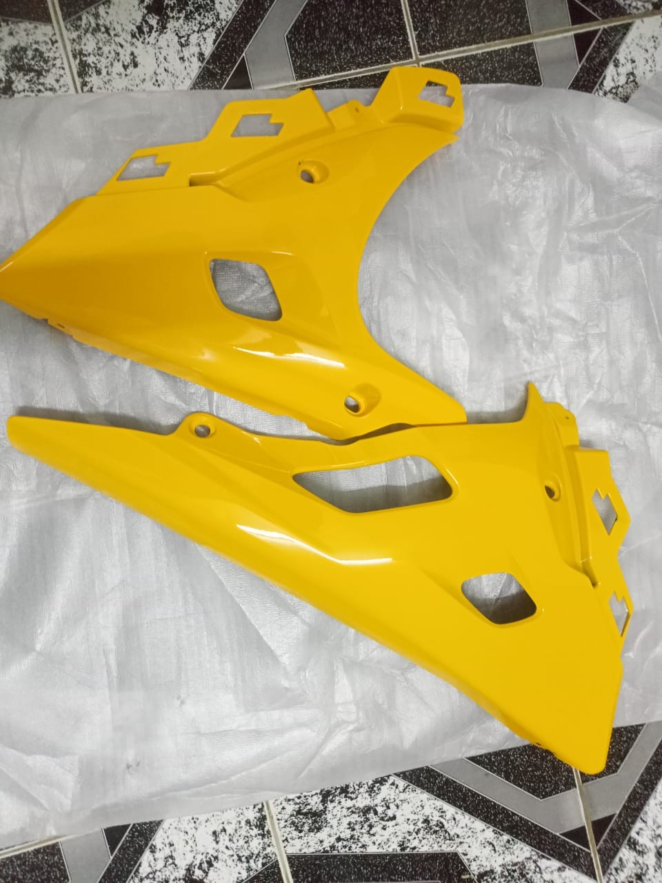 Engine Guard Without Sticker GSXR 150, COWLING, SIDE LOWER RH 94433-23K00, COWLING,SIDE LOWER LH 94443-23K00 image
