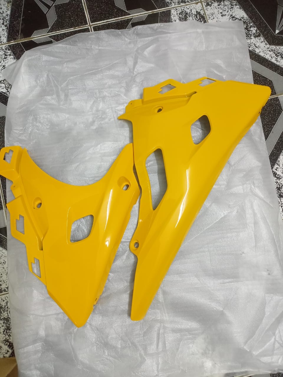 Engine Guard Without Sticker GSXR 150, COWLING, SIDE LOWER RH 94433-23K00, COWLING,SIDE LOWER LH 94443-23K00 image