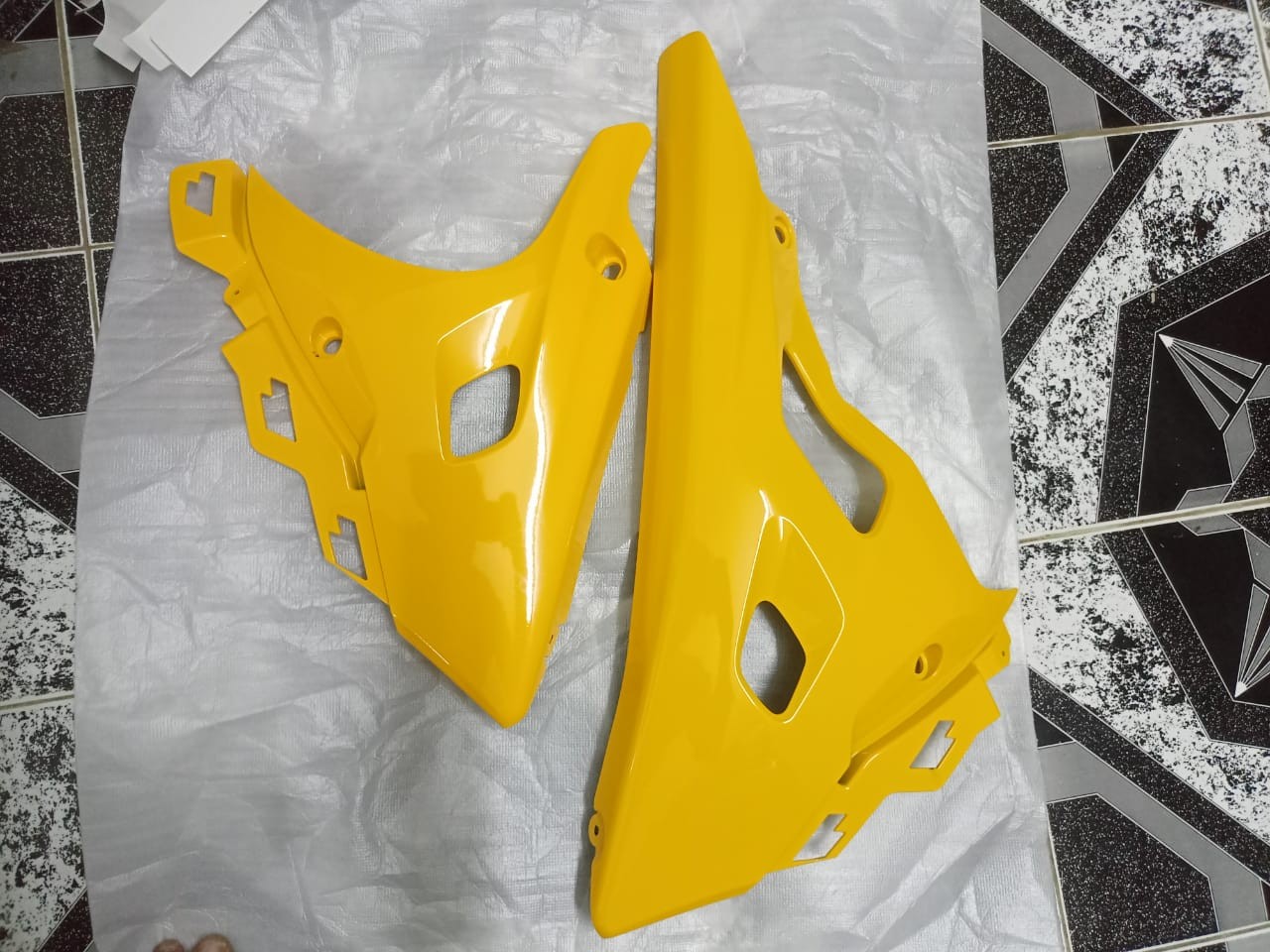 Engine Guard Without Sticker GSXR 150, COWLING, SIDE LOWER RH 94433-23K00, COWLING,SIDE LOWER LH 94443-23K00 image