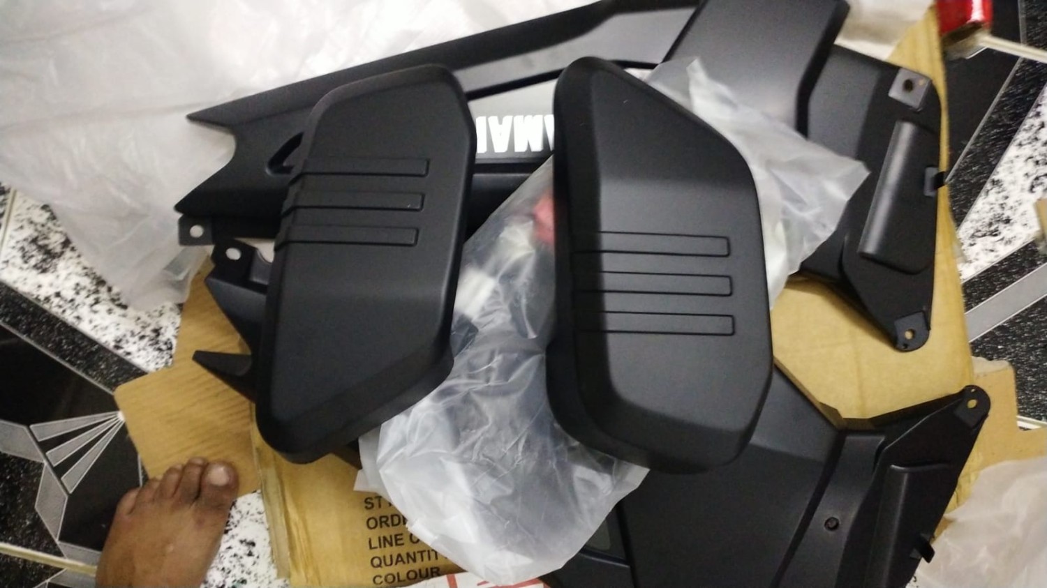 Side Cover Pair With Small Plastic Part Fazer V1 / V2 image