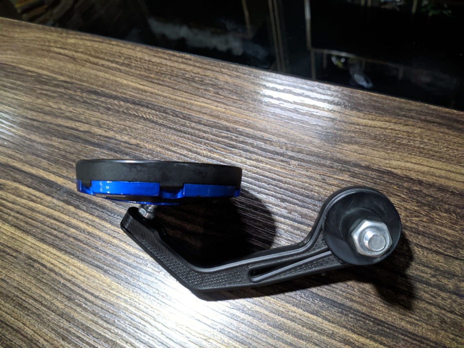 Handle looking Glass image