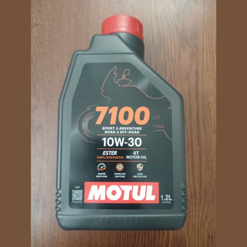 MOTUL 7100 4T 10W30 Full Synthetic Engine Oil 1.2L image