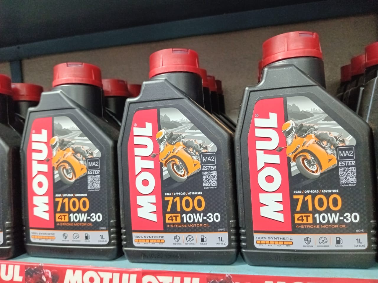 MOTUL 7100 4T 10W30 Full Synthetic Engine Oil 1L image