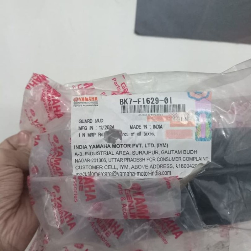 Stock Rear Fender Number Plate Holder R15 V4 / R15M Indian, GUARD MUD, BK7-F1629-01 image