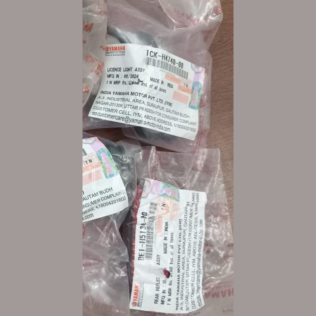 Rear Fender R15 V2 1CK-F1629-00 , License Light ASSY- 1CK-H4740-00, Rear Reflector ASSY- BE1-H5130-00 image