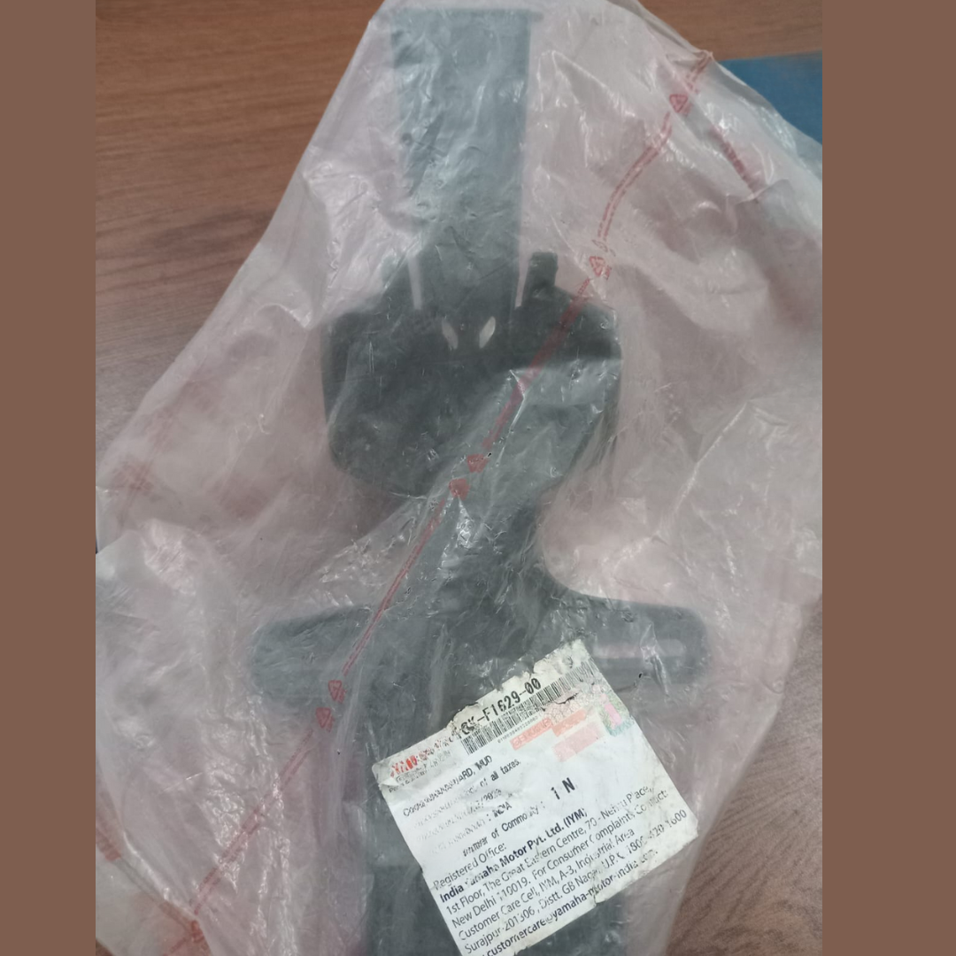 Rear Fender R15 V2 1CK-F1629-00 , License Light ASSY- 1CK-H4740-00, Rear Reflector ASSY- BE1-H5130-00 image