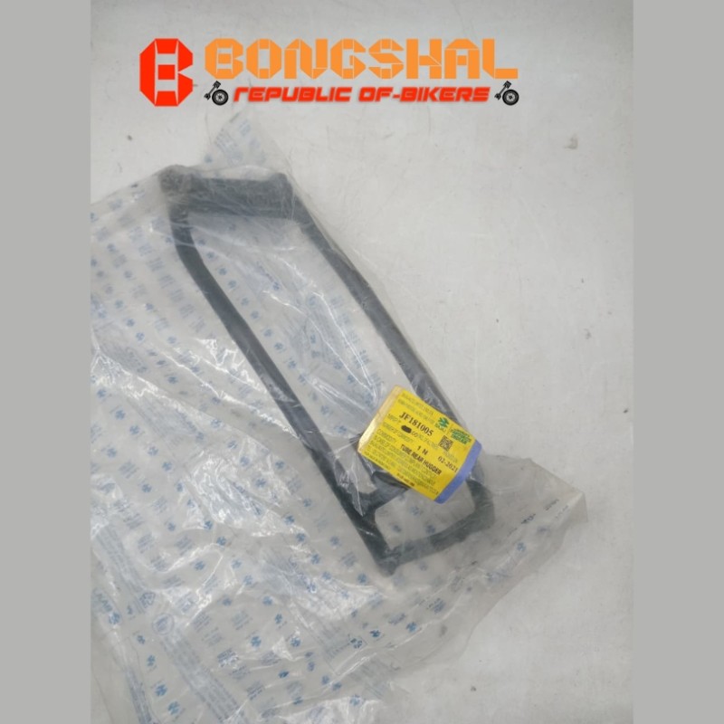 Rear Tire Guard with Clamp Bajaj Pulsar NS 160, ASSEMBL HUGGER JL181409, TUBE REAR HUGGER JF181005 image