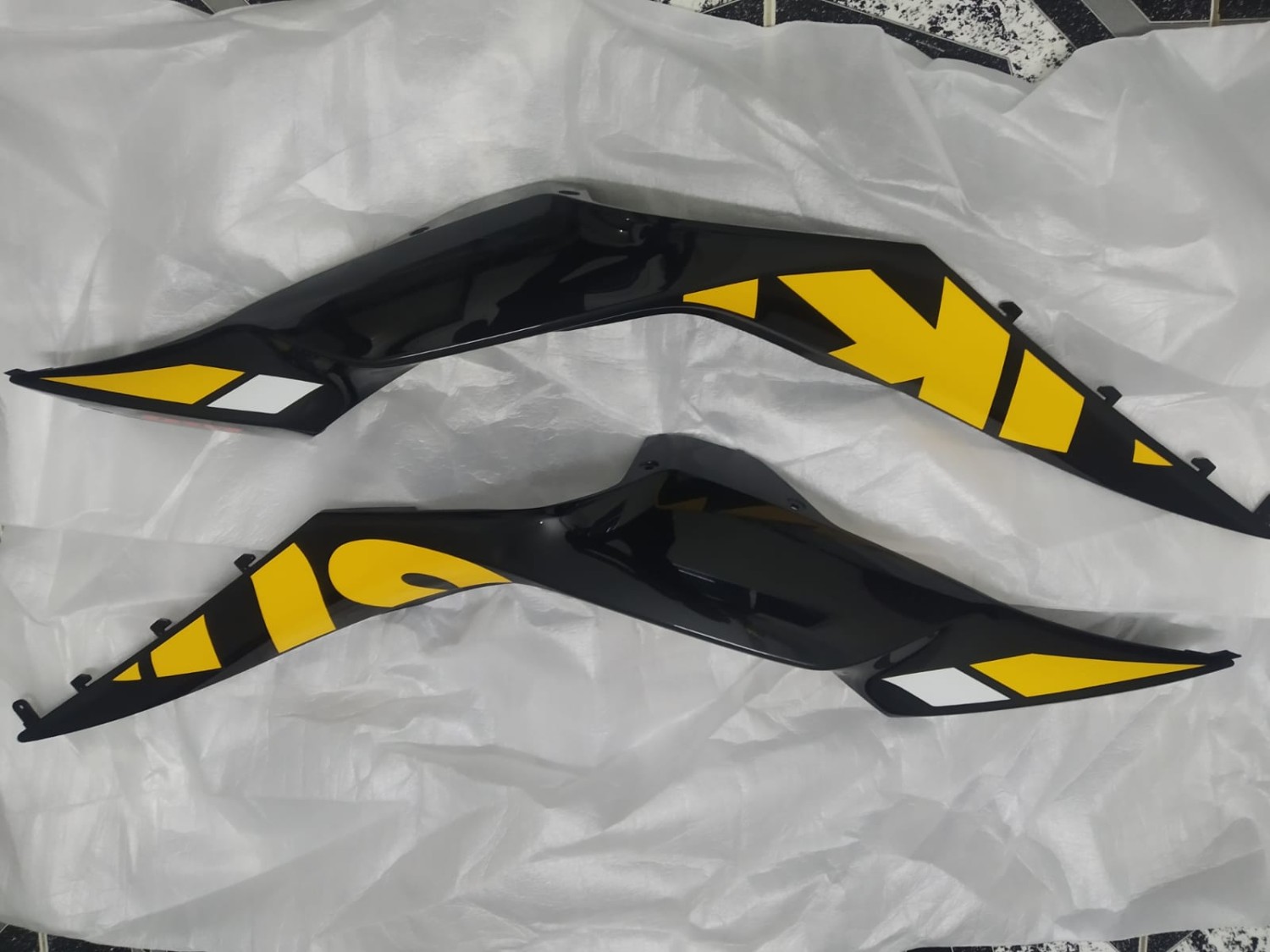 GsxR 150 Yellow/Black Back Panel With Sticker image