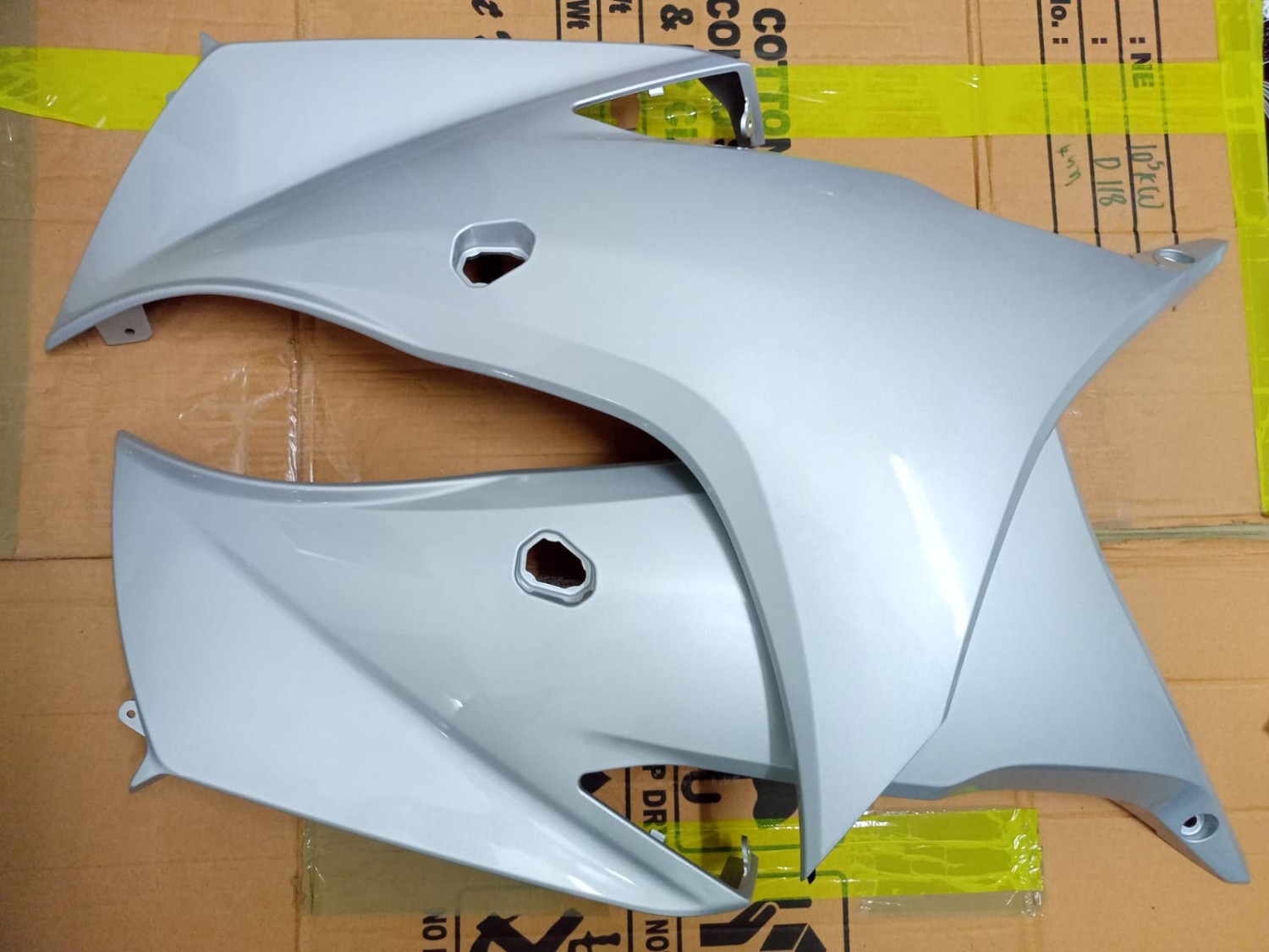 1/2 Part GSXR 150 Indo, COWLING, SIDE UPPER RH 94431-23K00, COWLING, SIDE UPPER LH 94441-23K00 image