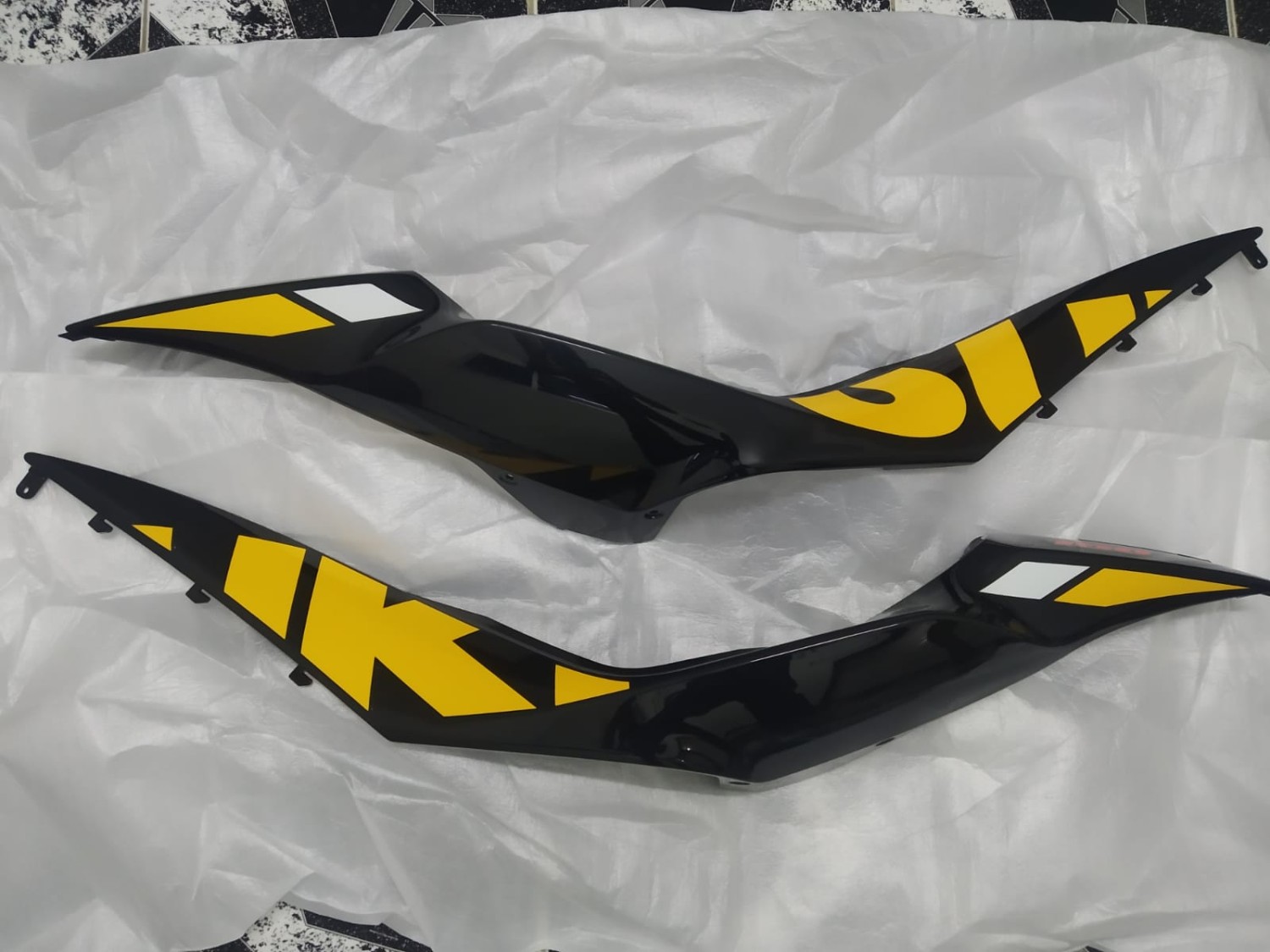 GsxR 150 Yellow/Black Back Panel With Sticker image