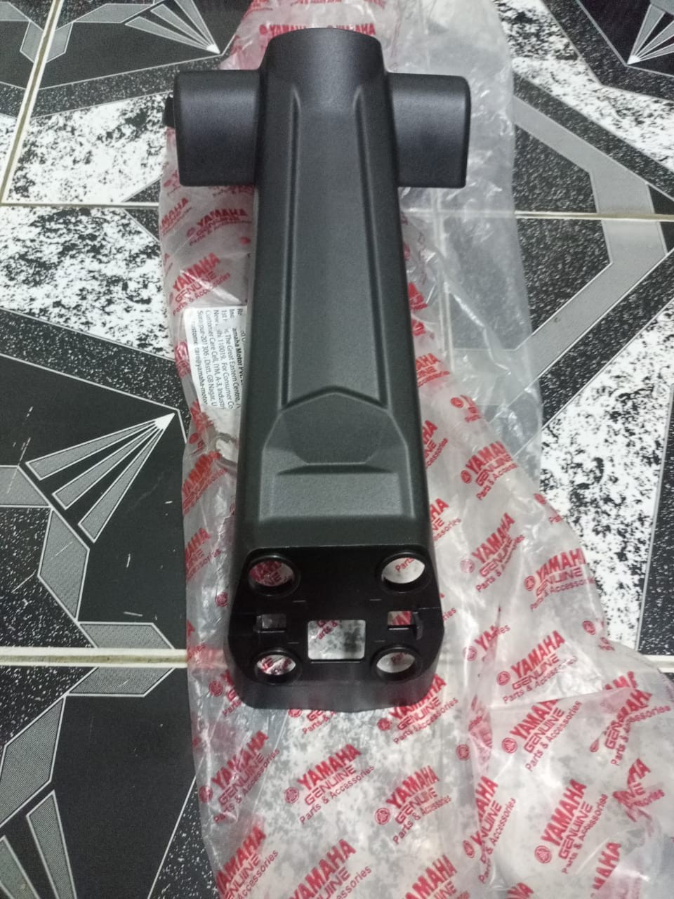 Stock Rear Fender Number Plate Holder R15 V4 / R15M Indian, GUARD MUD, BK7-F1629-01 image
