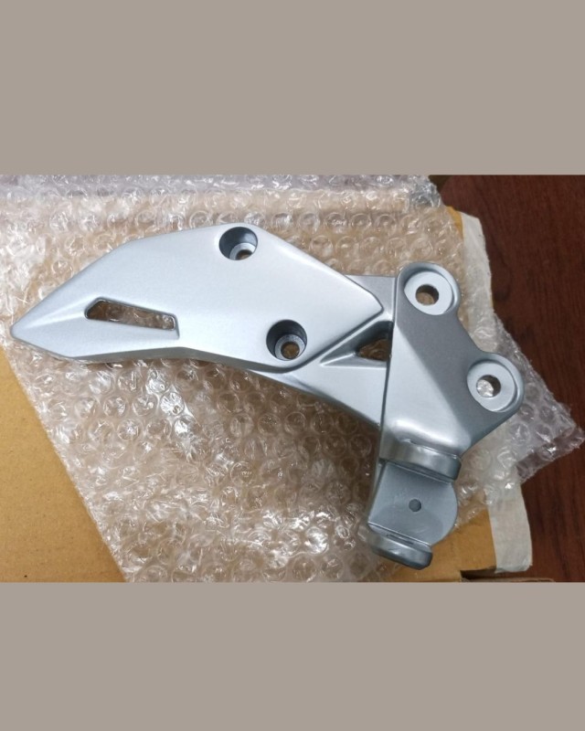 Front Right Side Step Holder Gixxer 250, BRACKET FOOTREST RH, 43510-34J00-000
