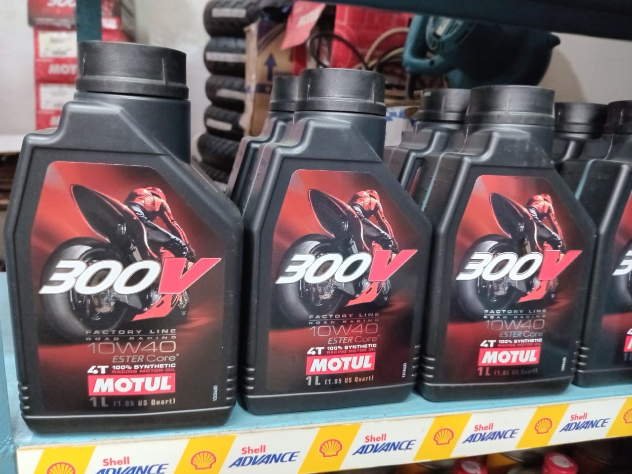 300 v MOTUL 4T 10W-40