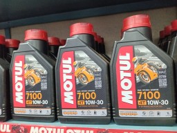 MOTUL 7100 4T 10W30 Full Synthetic Engine Oil