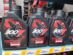 300 v MOTUL 4T 10W-40